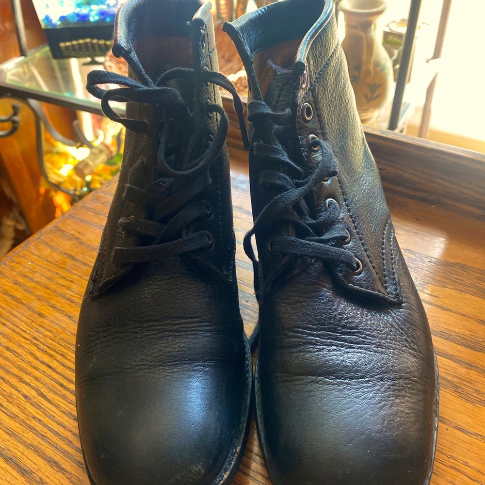 Fryes size 7 boots only worn a few times.